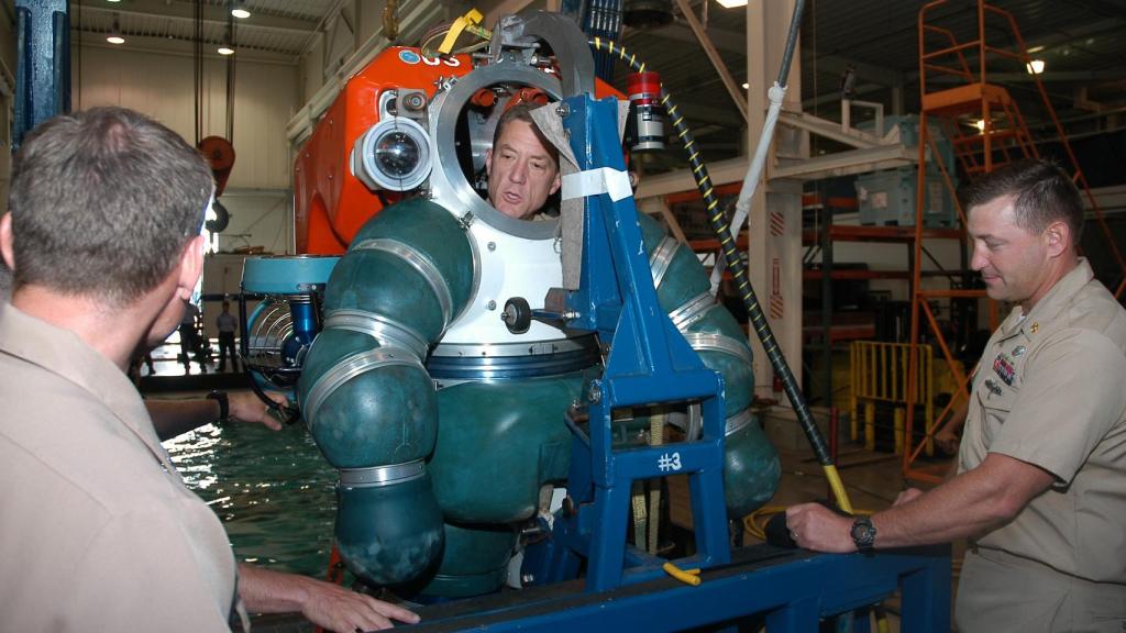 Una prueba con el traje ADS 2000 en la Unidad de Inmersión Profunda