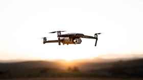 Un dron comercial volando.