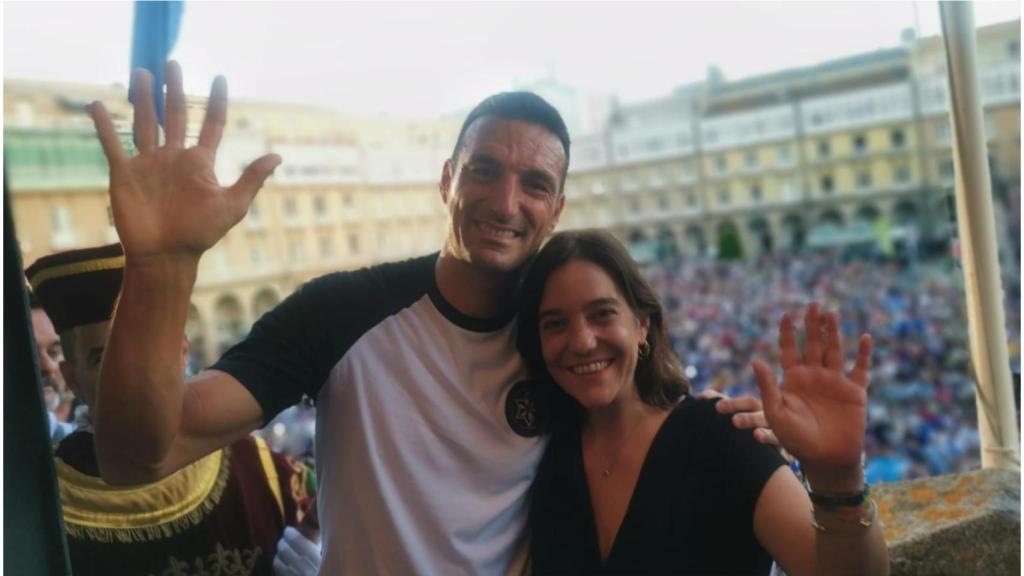 Lionel Scaloni junto a Inés Rey en el balcón de María Pita este martes