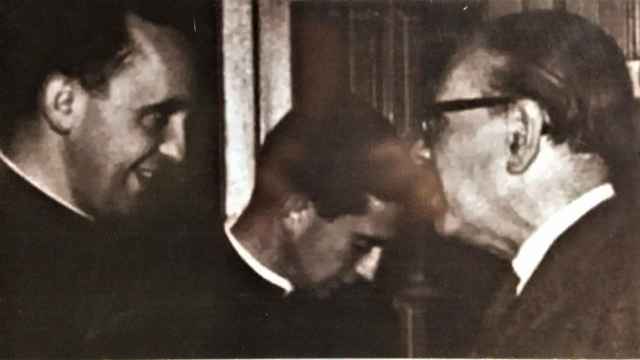 Jorge Mario Bergoglio (izquierda) recibe a Jorge Luis Borges (derecha) en el colegio jesuita de Santa Fe, en agosto de 1965. Foto del diario El Litoral expuesta en el colegio.