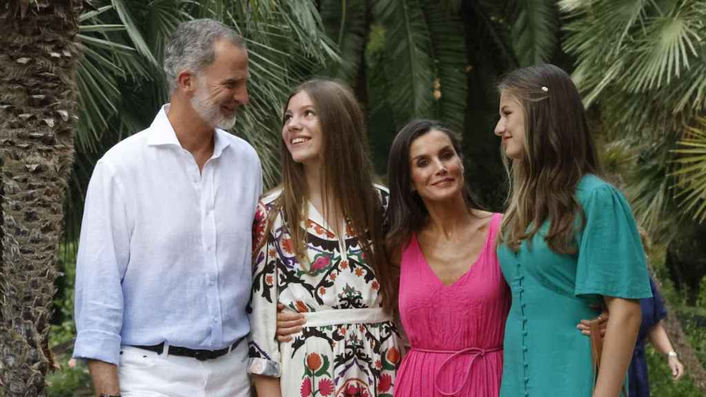La reina posa vestida de Adolfo Domínguez junto a su familia en Mallorca.