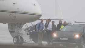 El rey emérito abandona Galicia desde el aeropuerto de Peinador, en Vigo.