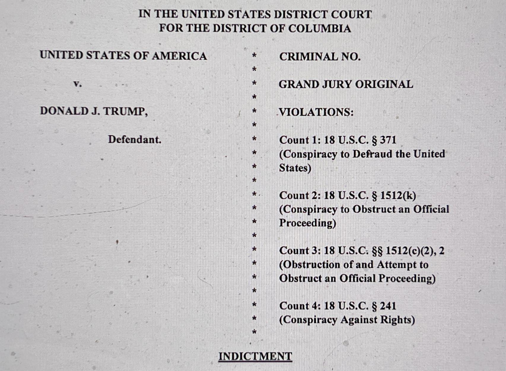 Primera página de la acusación contra Donald Trump.