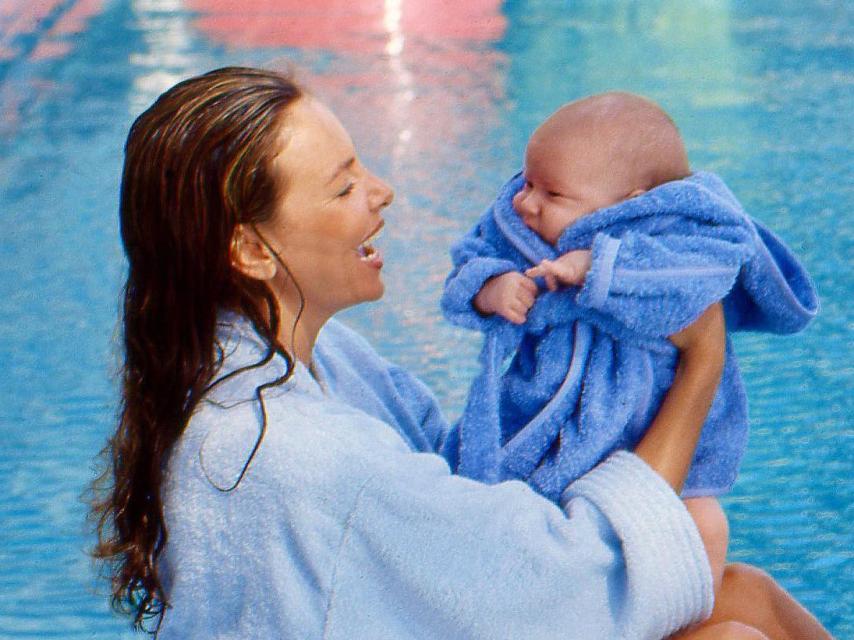 Ana García Obregón en una imagen junto a Álex cuando era pequeño.