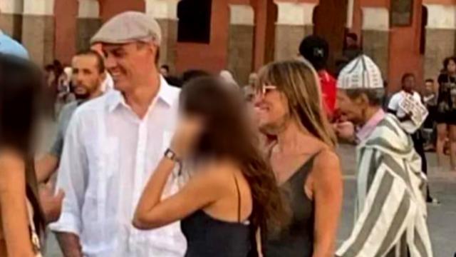 Pedro Sánchez, Begoña Gómez y sus dos hijas, Ainhoa y Carlota, en Marrakech.