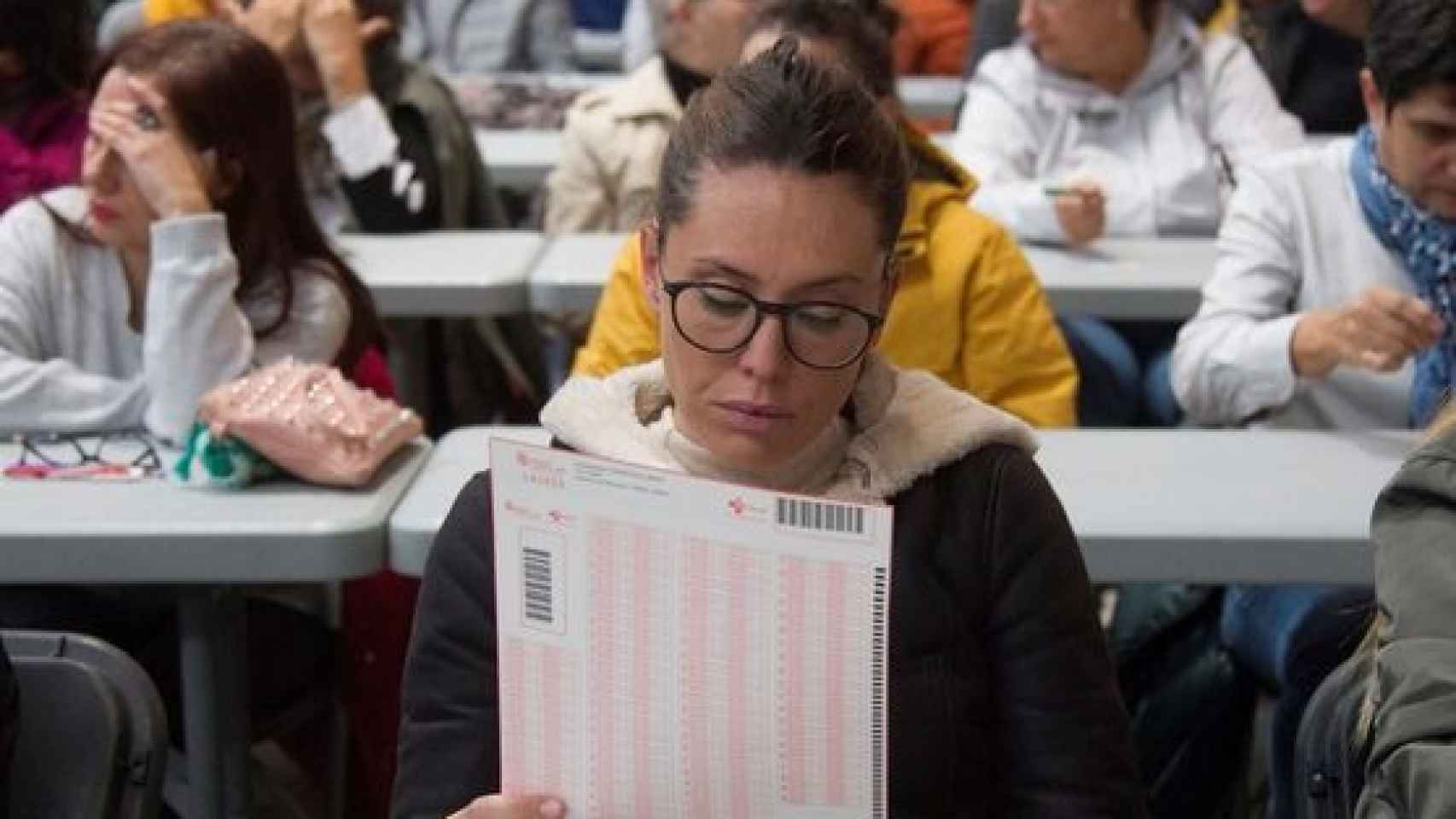 Una mujer realizando un examen de una oposición.