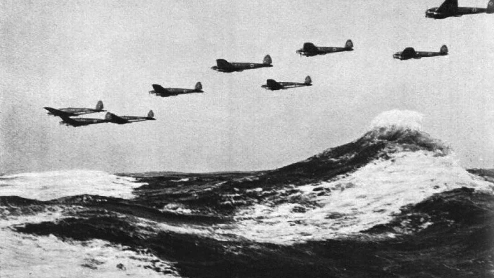 Bombarderos alemanes Heinkel He 111 atravesando el canal de la Mancha en 1940.