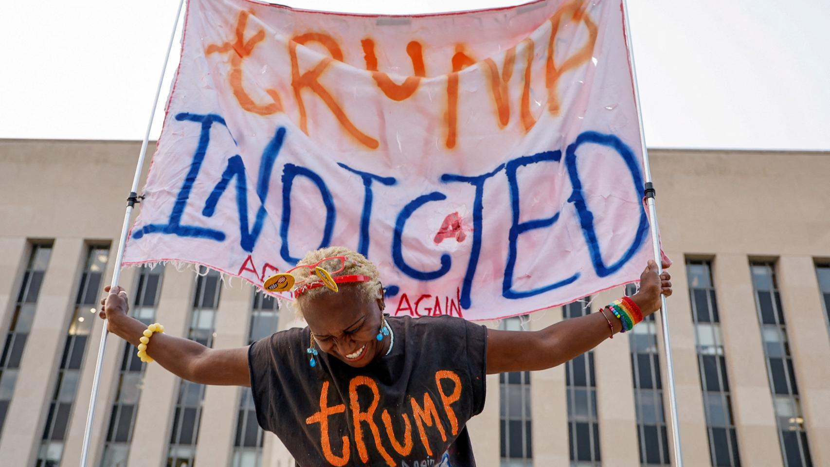 Una manifestante sostiene una pancarta frente al tribunal federal donde se ha imputado a Trump, el martes.
