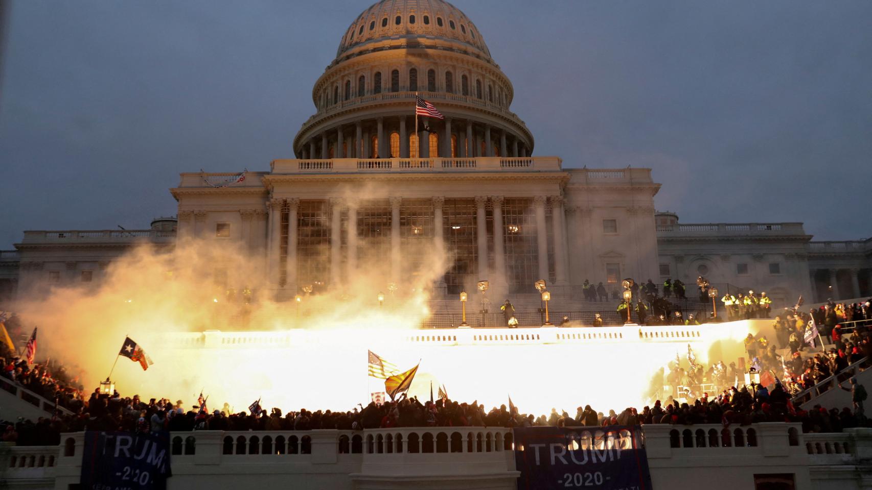 Una munición policial causa una explosión frente al Capitolio de Estados Unidos el 6 de enero de 2021.
