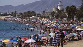Vista panorámica de la playa de la Malagueta donde las temperaturas llegan hasta los 34 grados de calor en Málaga.