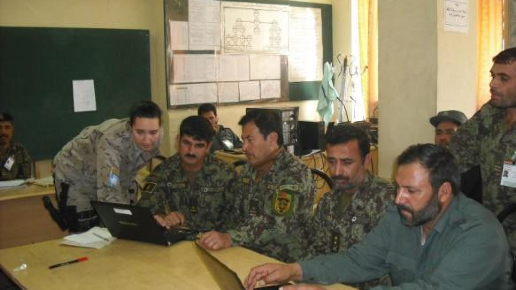La comandante Gregorio instruyendo a las fuerzas de seguridad afganas en 2012.