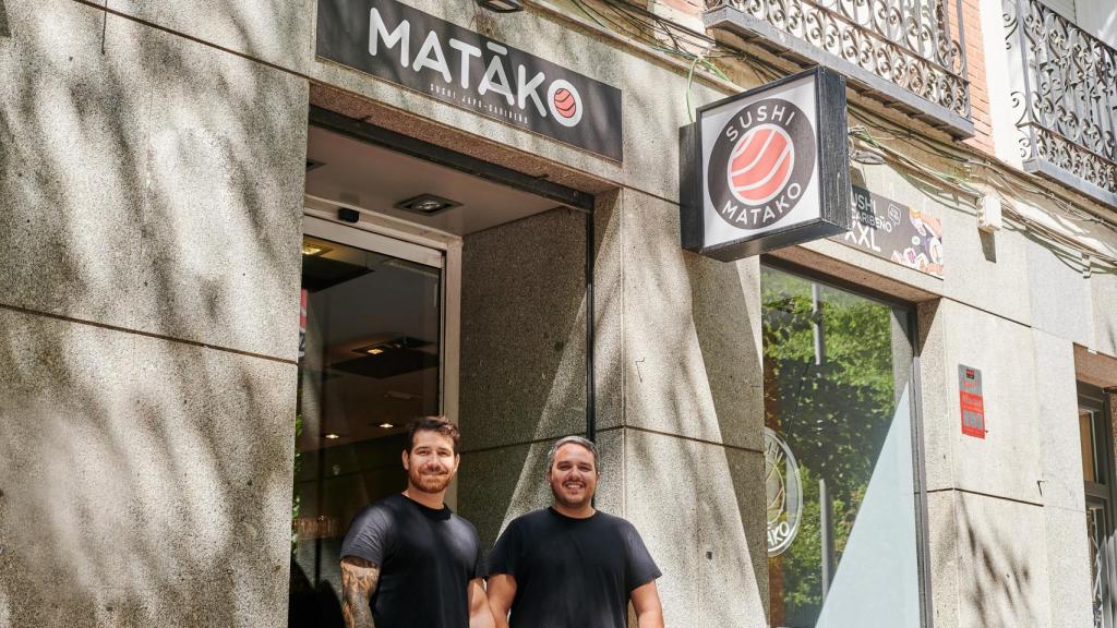 Christian Pérez (izda.) y Alejandro Ruggiero (dcha), en la entrada de Matako.