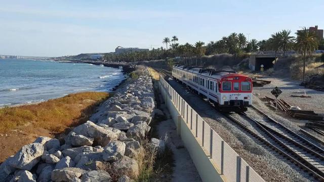 Actual vía de Cercanías aledaña al mar y los barrios del sur de Alicante.