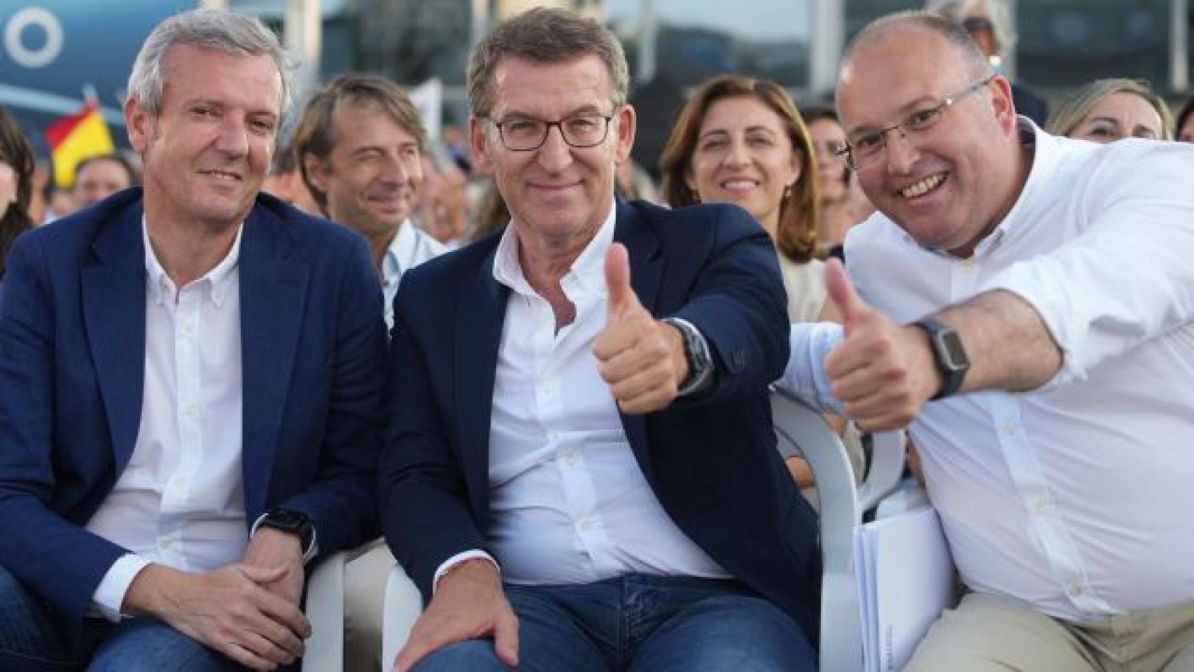 El presidente de la Junta de Galicia, Alfonso Rueda; el presidente del Partido Popular, Alberto Núñez Feijóo; y el vicesecretario general de organización, Miguel Tellado.