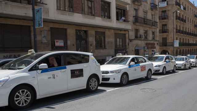 Imagen de un grupo de taxistas en Salamanca.