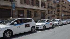 Imagen de un grupo de taxistas en Salamanca.
