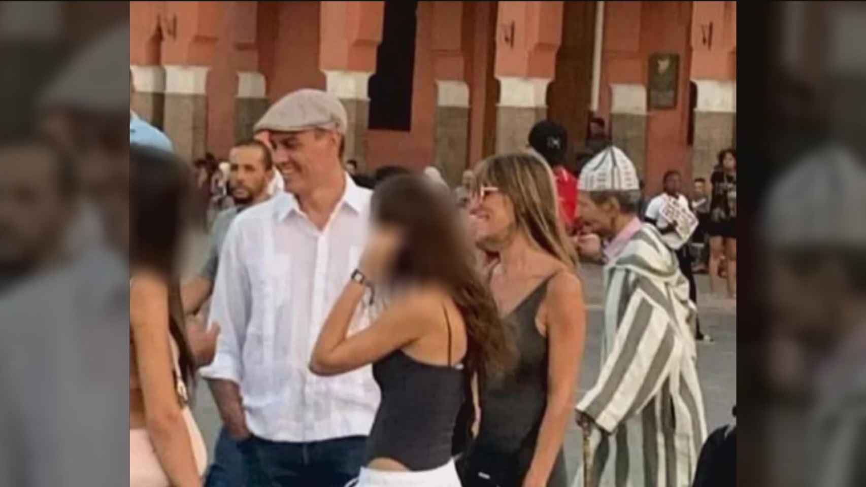 Pedro Sánchez, Begoña Gómez y sus dos hijas, Ainhoa y Carlota, en Marrakech.