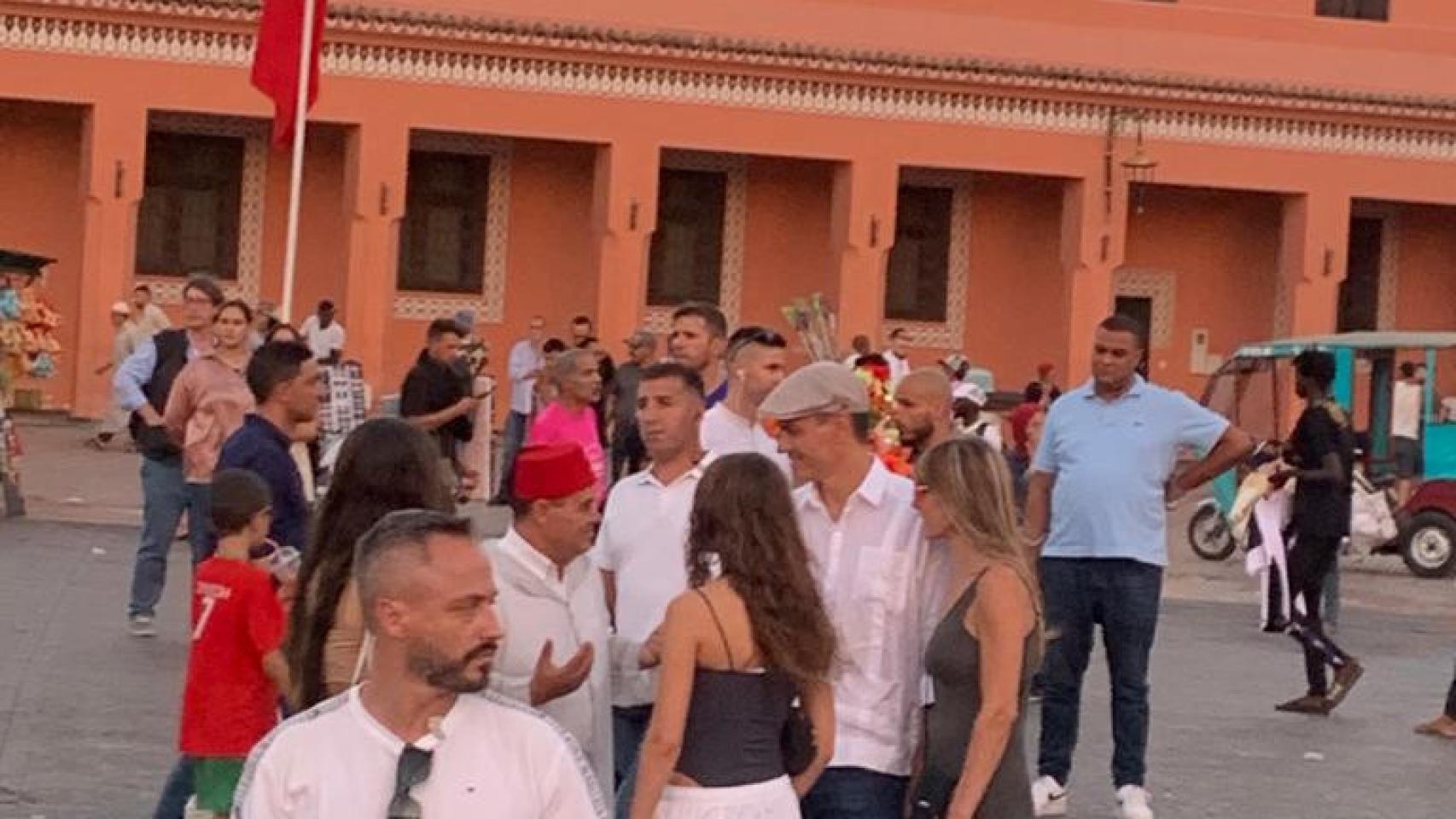 Un guía marroquí explica a Sánchez y a su familia detalles de la ciudad de Marrakech.