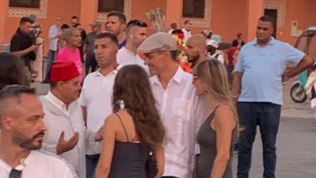 Un guía marroquí explica a Sánchez y a su familia detalles de la ciudad de Marrakech, este martes.