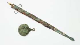 La espada y el espejo recuperados en la tumba de la guerrera de Bryher. Foto: Historic England Archive
