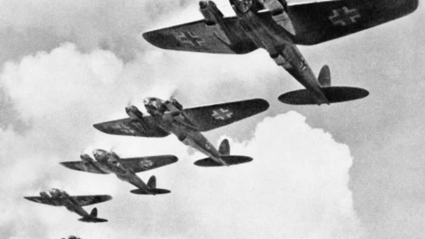Formación de aviones alemanes Heinkel He 111 sobre en el cielo de Inglaterra