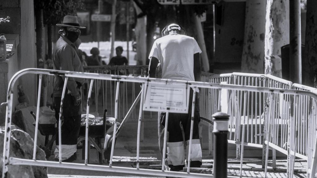 Un trabajador en agosto, en Madrid.