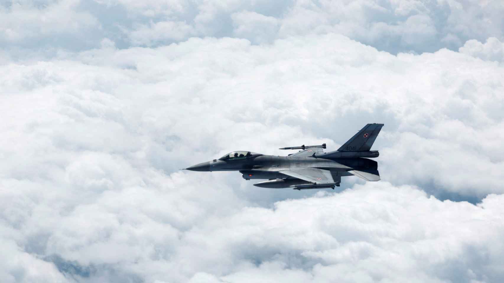 Un avión de combate F-16 de la Fuerza Aérea Polaca vuela durante un día mediático.