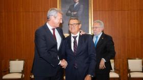 El presidente de la Xunta, Alfonso Rueda, con el nuevo conselleiro del Consello de Contas, Juan Carlos Aladro.