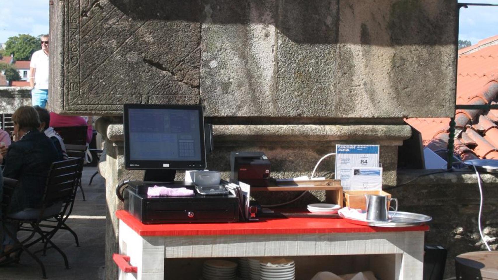 Reloj de sol en la terraza del Hostal de los Reyes Católicos