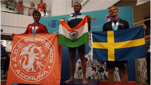 Álvaro Cardesín en el podio tras lograr la medalla de plata