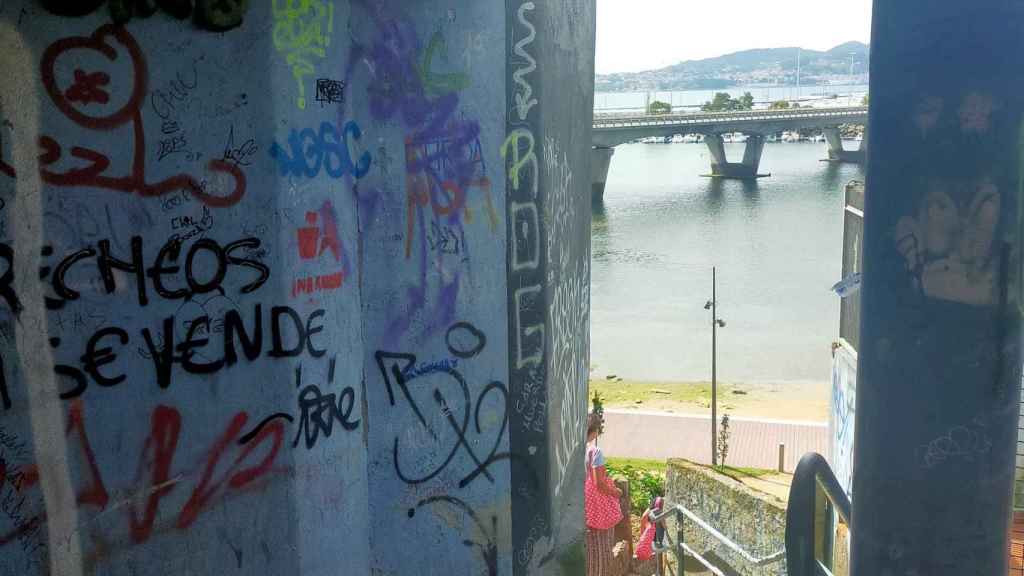 El paso interior que da acceso, desde Casiano Martínez, al paseo de Bouzas.