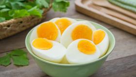 Huevos cocidos en un bol. Foto: iStock.