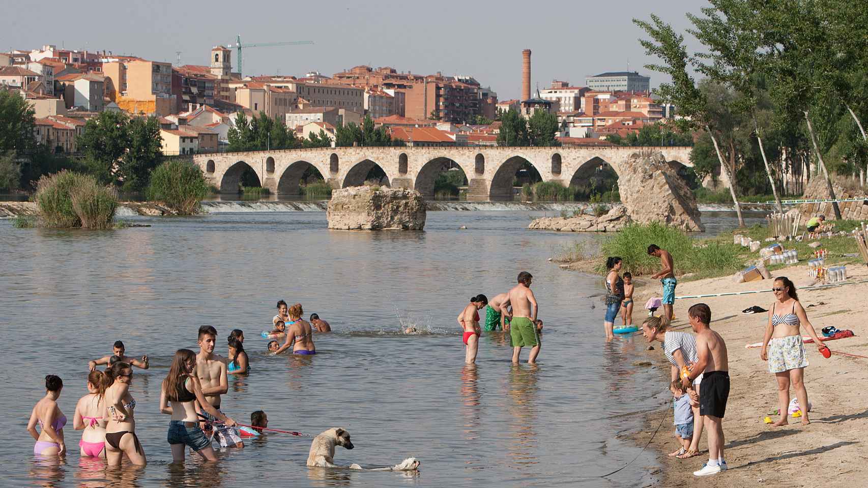 Imagen de la playa de Los Pelambres con el Puente de Piedra al fondo en Zamora.