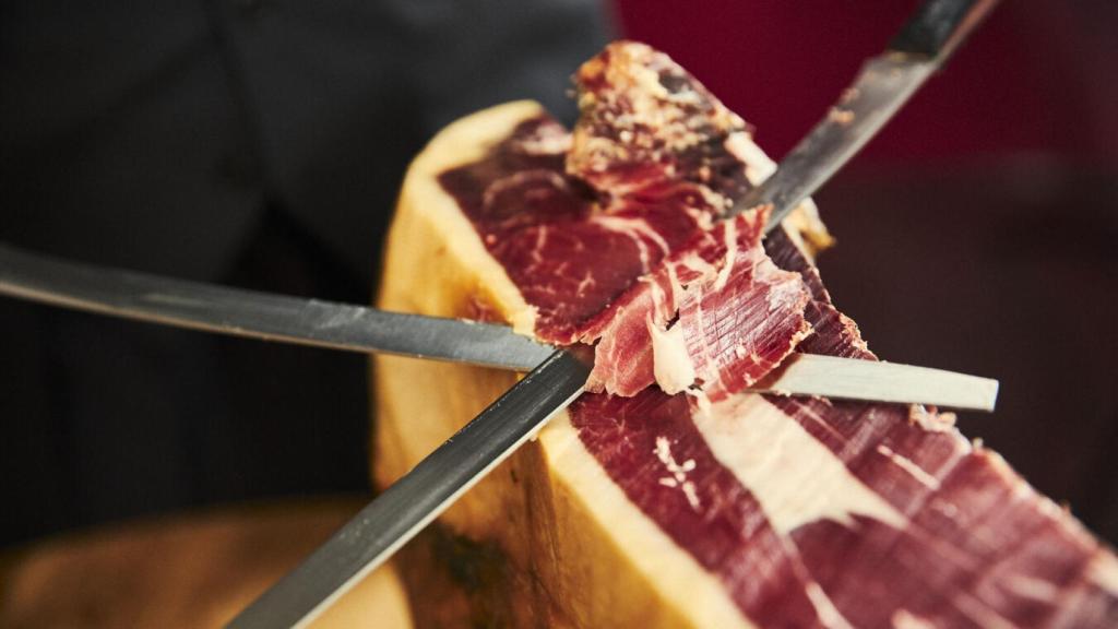 Una muestra de la particular forma de cortar el jamón de Emilio García.