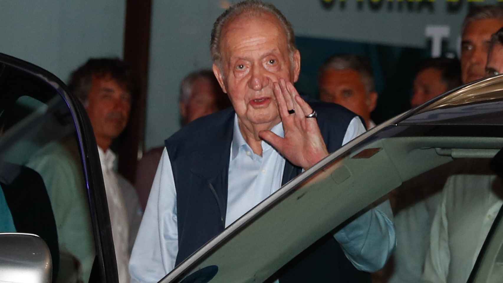 Juan Carlos I saludando a los medios, enm Sanxenxo, el pasado 30 de julio.