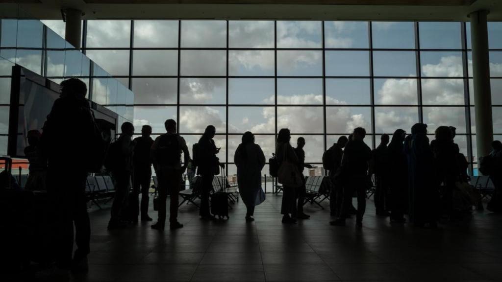 Algunos de los evacuados desde Níger esperando a embarcar unos de los aviones franceses.