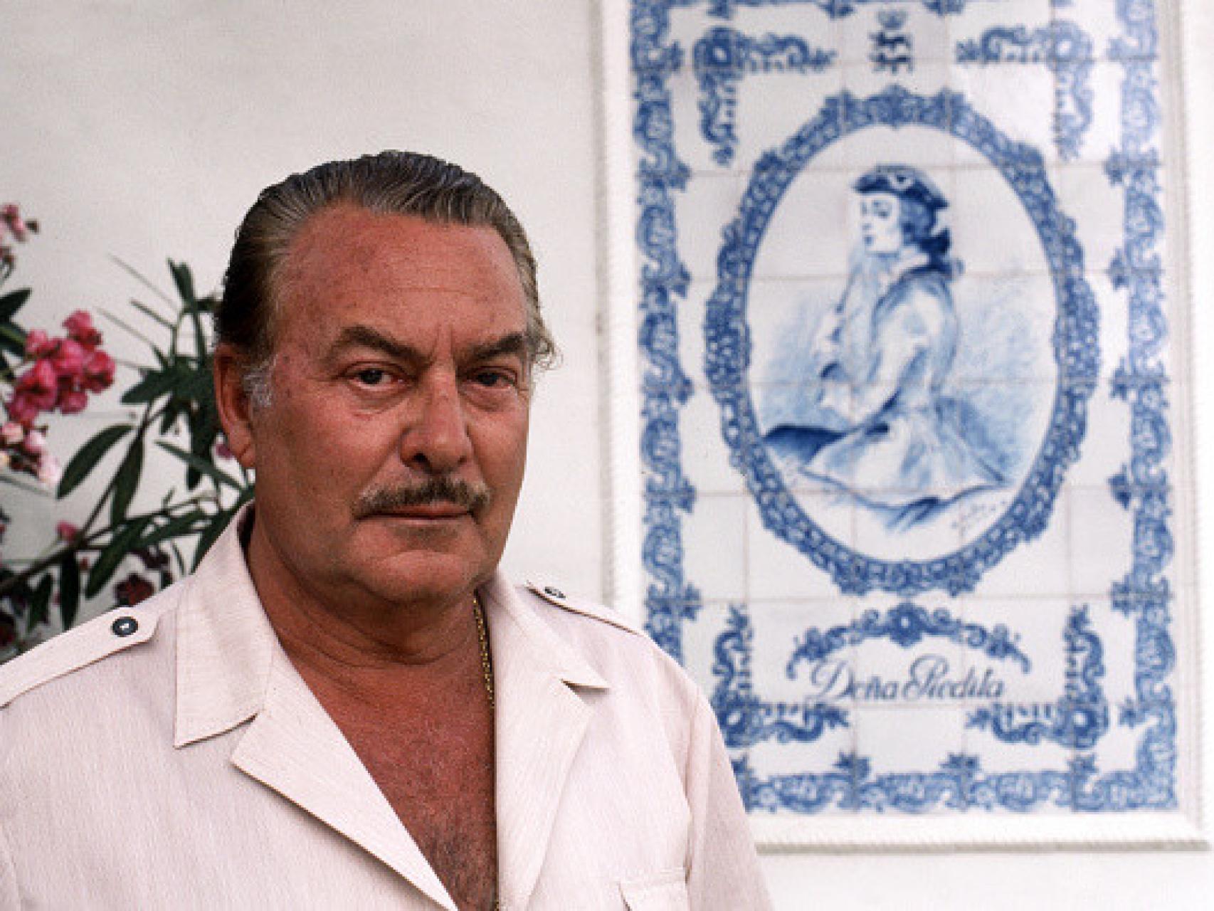 El príncipe Alfonso, ante un retrato de cerámica de Doña Piedita, en un rincón del Marbella Club.