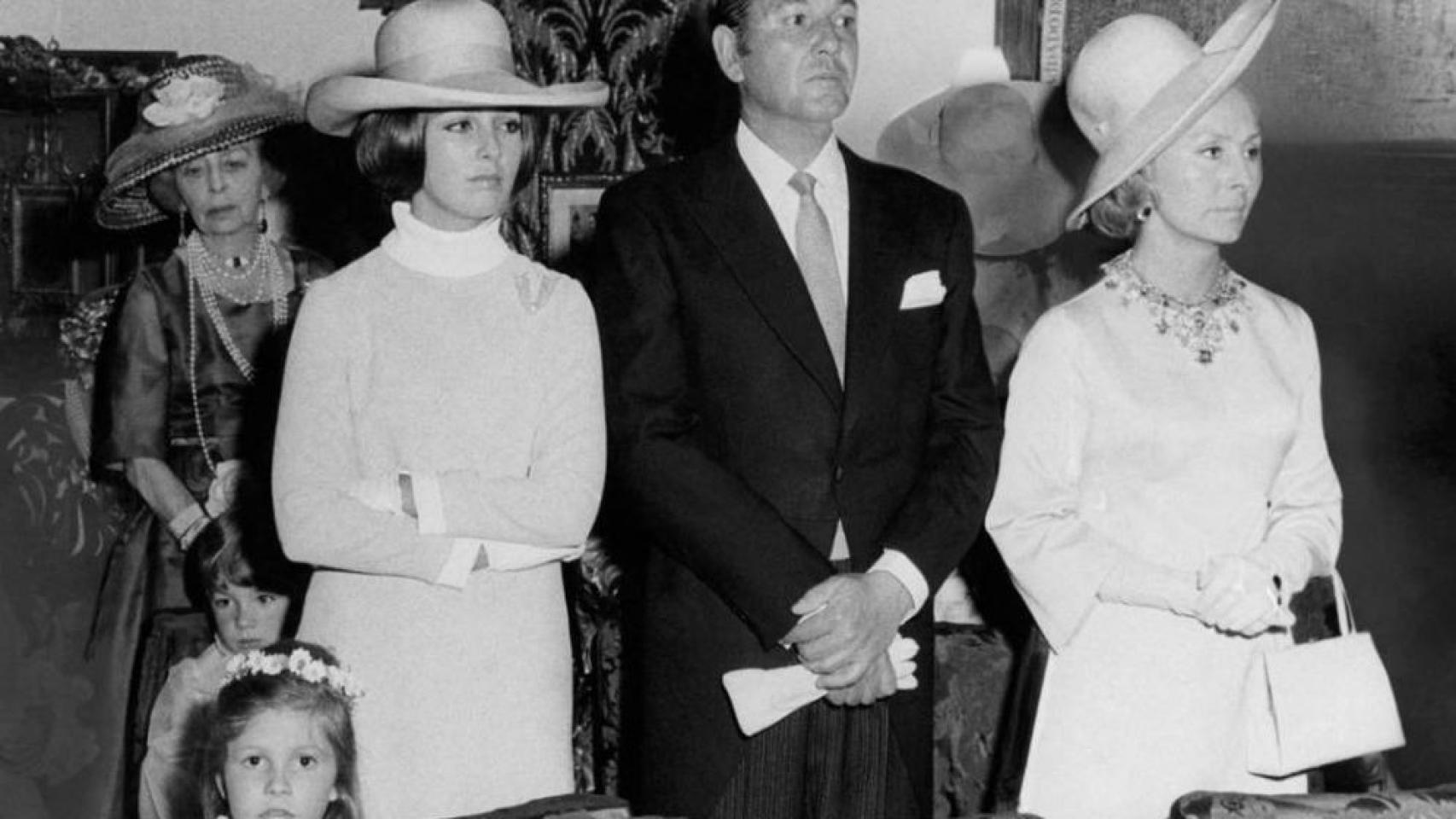 Piedita, al fondo, en 1968, durante la boda de su nieta, Anna Gamazo, con Juan Abelló.