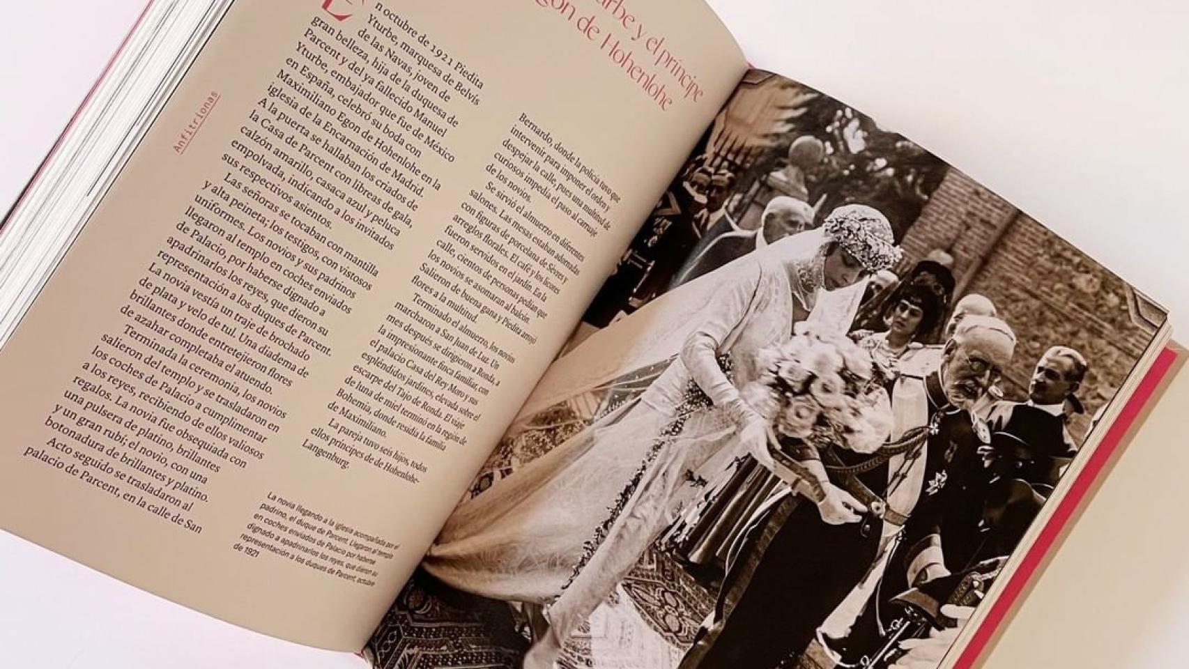Imagen del libro Anfitrionas (Ed. Turner), de Marisol Donis, en las que aparece Piedita el día de su boda, junto a su padrastro y padrino, el duque de Parcent.