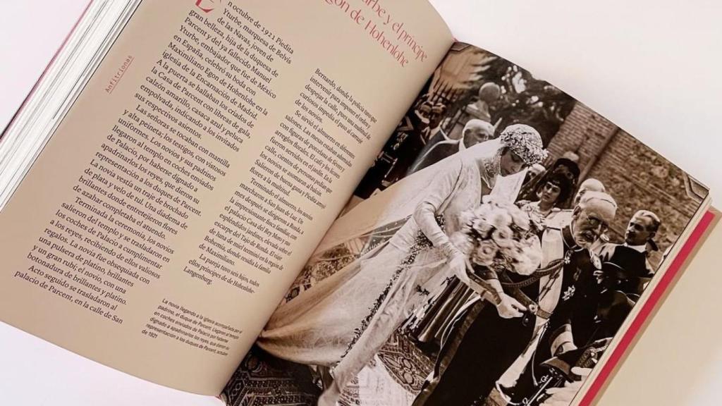 Imagen del libro Anfitrionas (Ed. Turner), de Marisol Donis, en las que aparece Piedita el día de su boda, junto a su padrastro y padrino, el duque de Parcent.