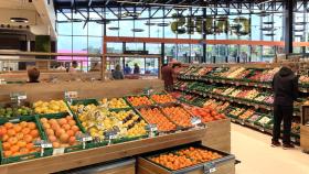 Imagen de la sección de frutas y verduras en un supermercado Gadis.