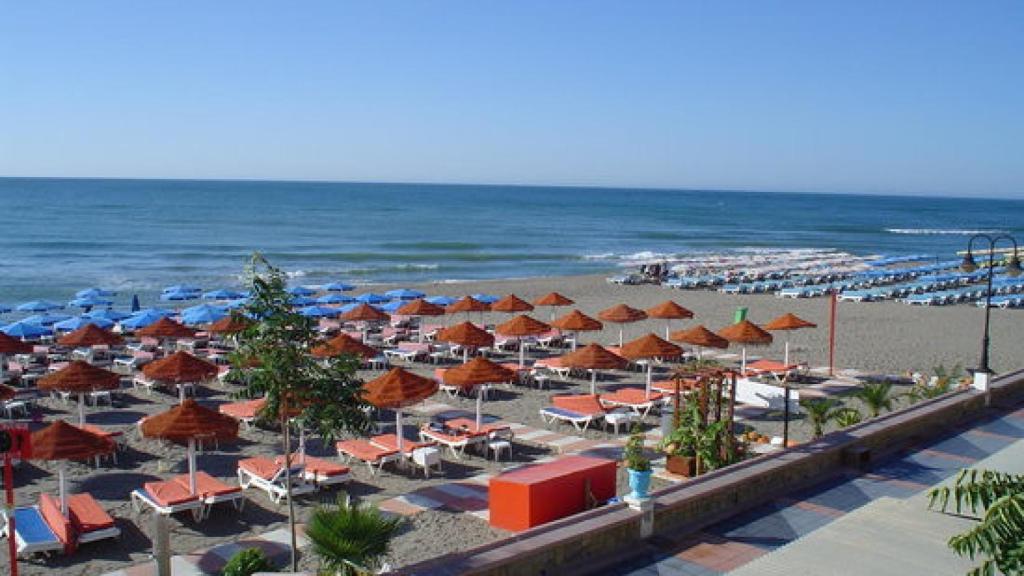 Hamacas y chiringuitos de la playa La Carihuela, en Málaga.