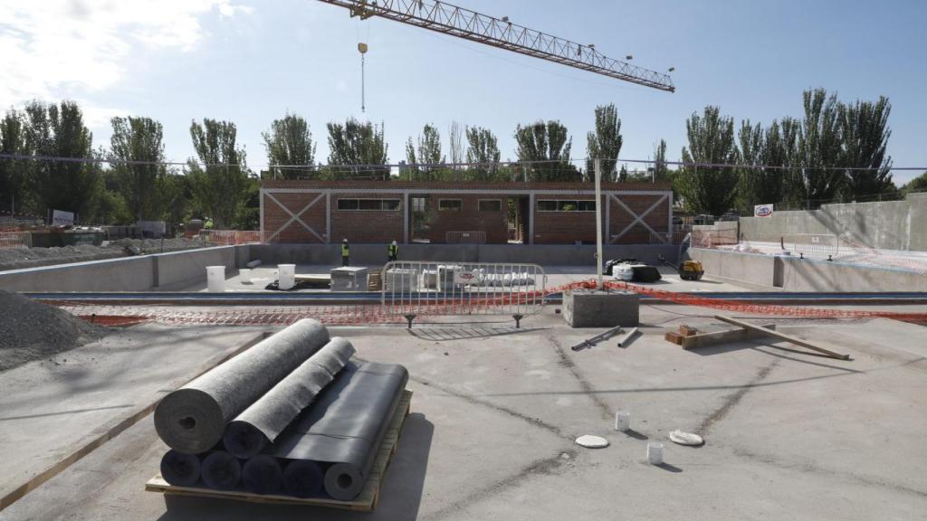 Obras de las nuevas piscinas de verano de Barajas (Madrid).