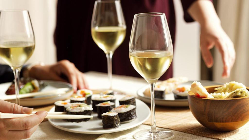 Vinos secos y salinos como el Fino y la Manzanilla y sushi, match asegurado