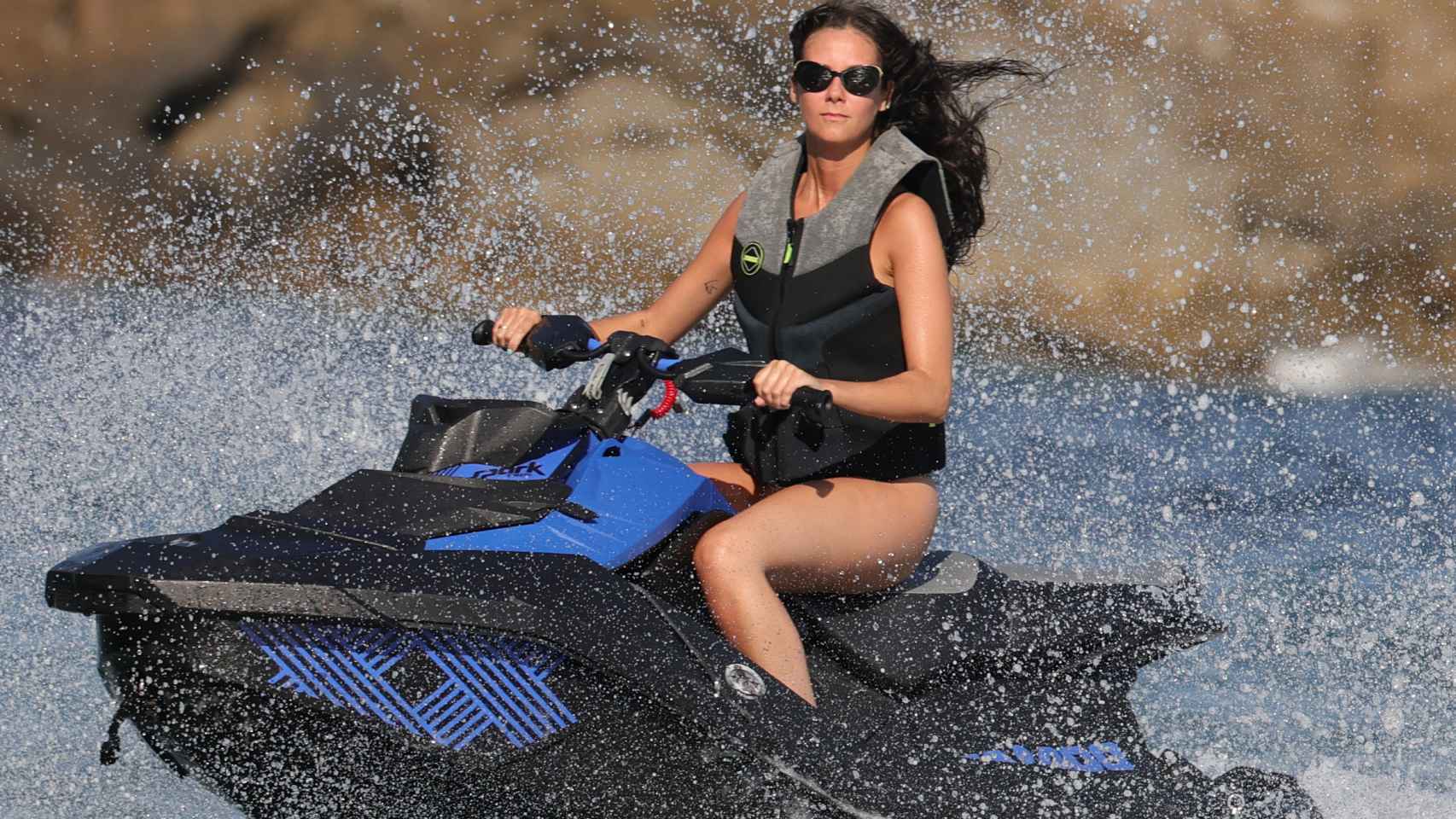 Victoria Federica en moto de agua, durante sus vacaciones en Ibiza.