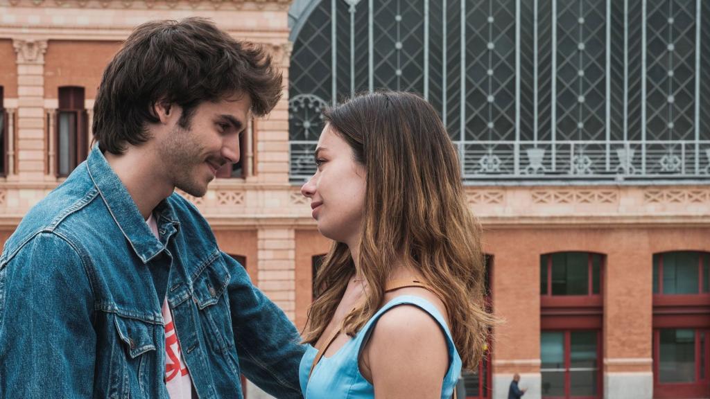 Los dos actores principales de la serie, Ana Castillo y Álvaro Mel, durante el rodaje.