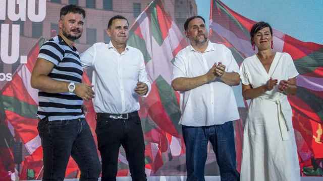 Gabriel Rufián, Arnaldo Otegi, Oriol Junqueras y Jasone Agirre, en un mitin de ERC y Bildu.