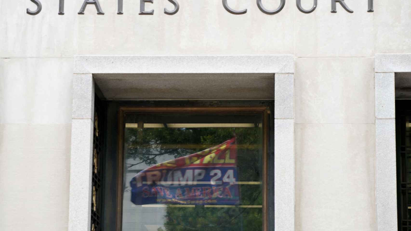 Una bandera en apoyo del expresidente estadounidense Donald Trump ante el Tribunal de Distrito en Washington.