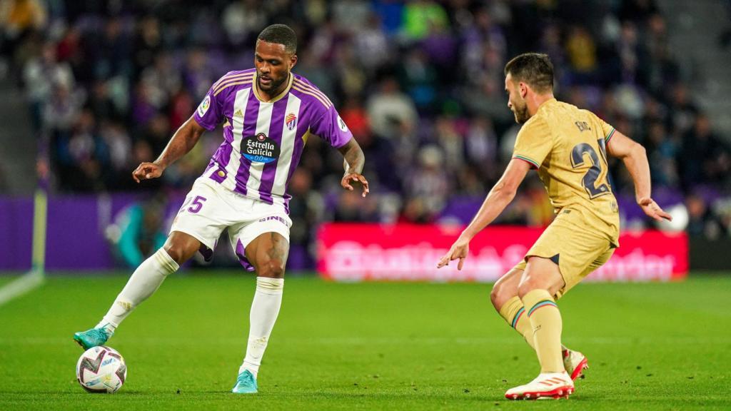 Cyle Larin en el encuentro ante el F.C. Barcelona