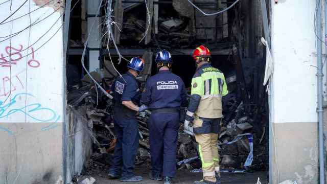 La policía científica examina el bloque de viviendas en el que se produjo una explosión, en la calle Goya